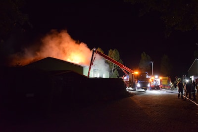 Grote schade door brand in loods bij Oosterland: ‘De uien lagen er sinds vanmiddag in’