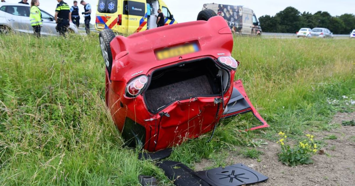 Auto slaat over de kop op N254 bij Ritthem en belandt in sloot