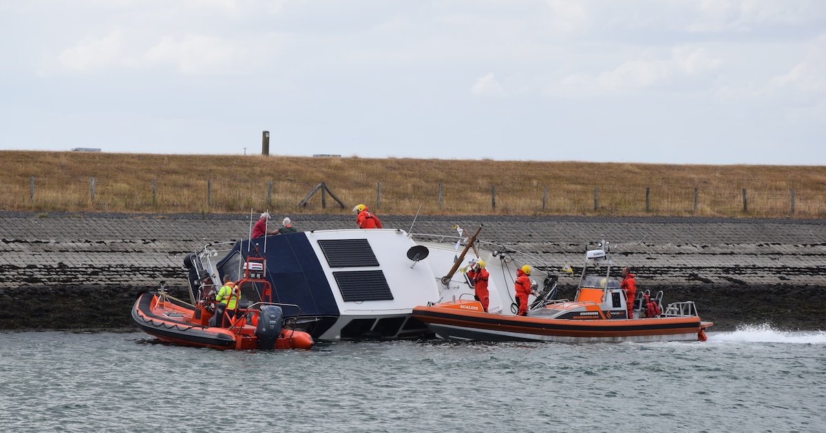 Drie opvarenden gered nadat motorjacht aan de grond loopt in haven van Zierikzee