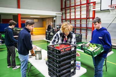 Leerlingen houden Weggeefdag voor mensen met een smalle beurs: ‘Leuk dat we iets voor mensen kunnen doen’