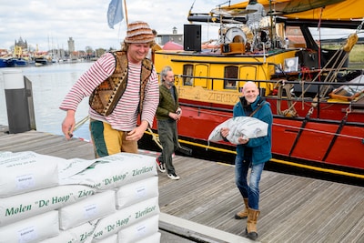 Zeeuwse vlootschouw op ‘t Luitje is meteen ook ludiek en lief protest: ‘Koester ons’