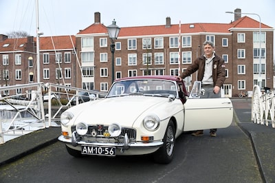 Joan vroeg zijn vrouw om door de slechte staat van zijn MG heen te kijken: ‘Dat lukte wel met al die gaten’