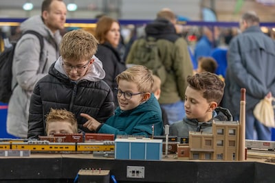 Hoe een Rolling Stones-trein, varende schepen en grijze Lego het publiek massaal naar de Zeelandhallen trekken