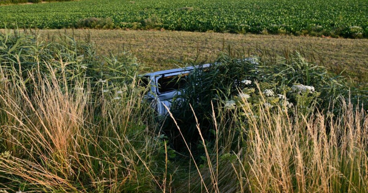 Personenbusje belandt in sloot bij ongeval in buitengebied Kapelle