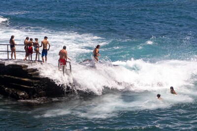 Drie doden en vijftien gewonden door enorme golven op Tenerife