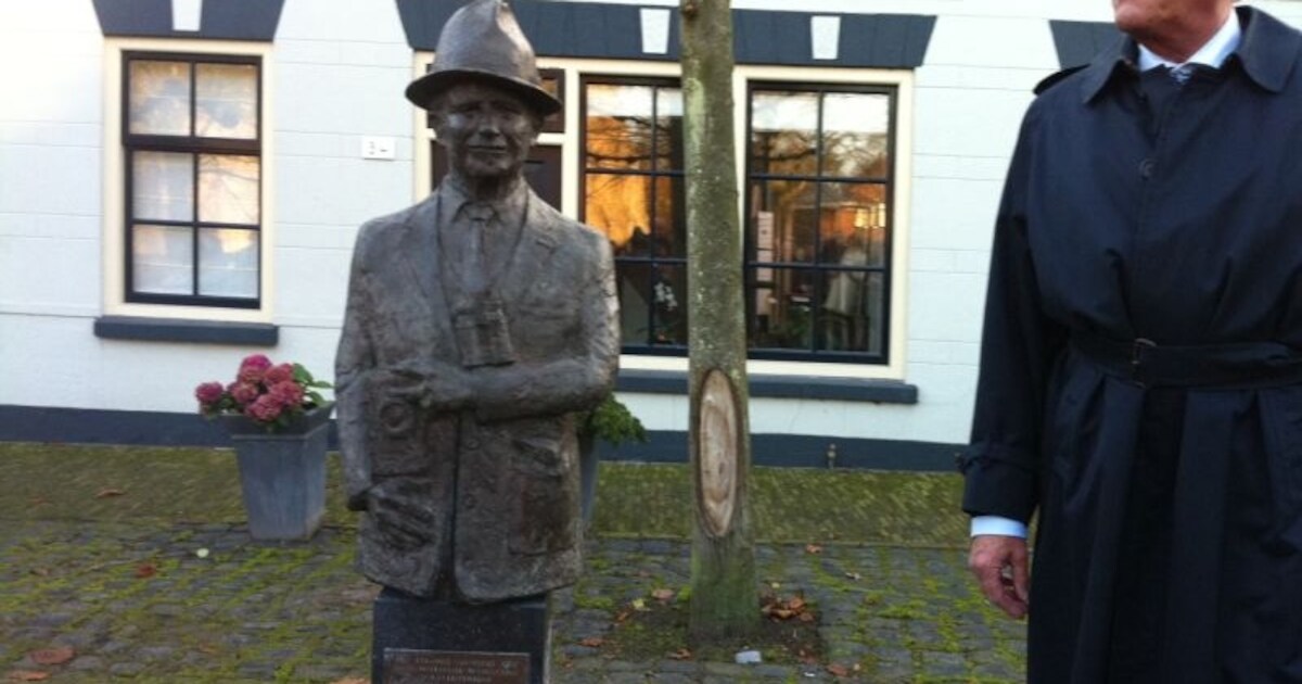 Beeldje Vijverberg onthuld in Noordgouwe
