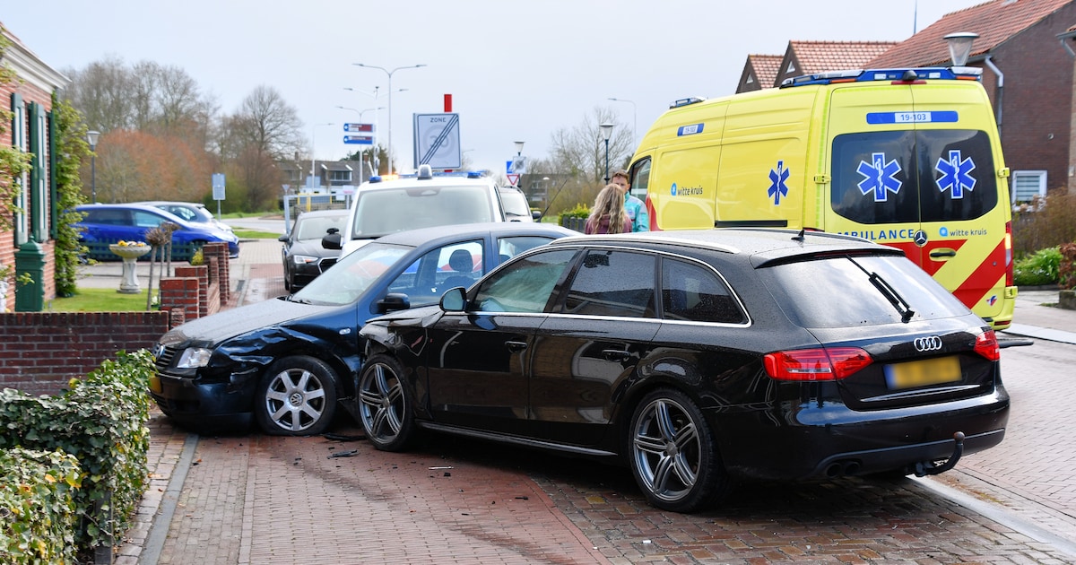 Bestuurder botst tegen geparkeerde auto in de Noordweg in Oostkapelle en raakt gewond