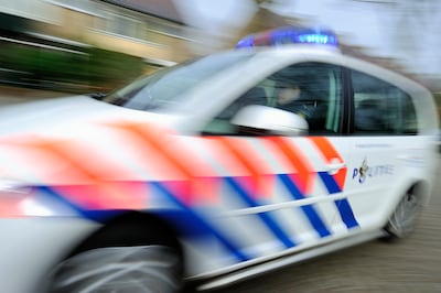 Automobilist negeert stopteken en crasht na achtervolging tegen pand in Bergen op Zoom