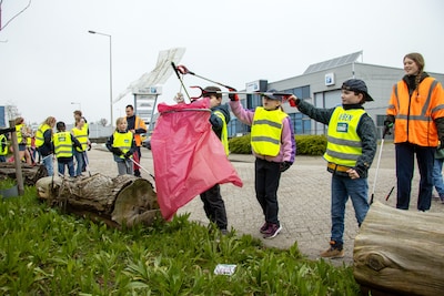 Opruimen is een serieuze zaak voor jonge Zeeverkenners: ‘Leuk om te doen en dit is goed voor de natuur’