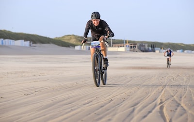 Deze keer hoopt Jasper Veenman wél te finishen in de lange, zware strandrace op Schouwen: ‘Harde wind en regen? Prachtig toch’