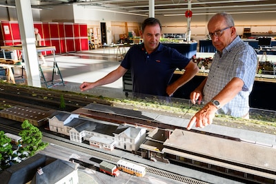 Leden Bergse modelspoorclub leven zich helemaal uit in nieuw onderkomen