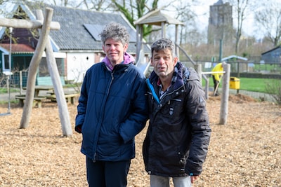 Hugo de Jonge steekt handen uit de mouwen op kinderboerderij: ‘Zonder vrijwilligers staat de samenleving stil’
