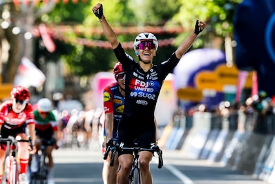 Lucinda Brand grijpt net naast ritzege in Giro d’Italia, roze Anna van der Breggen ‘redelijk oké’ na valpartij