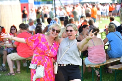 Na een uurtje gaat de eerste polonaise al door de tent; BergenOpZoomNL is één groot oranje feest