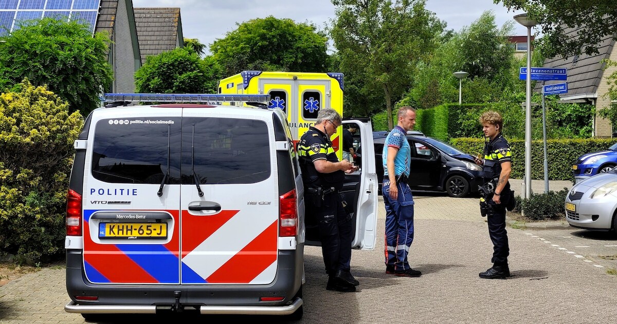 Twee auto's betrokken bij botsing op Ansfriedstraat in Strijen