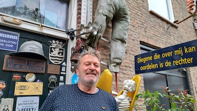 Frank Kouijzer weigert zijn ‘museum’ voor de deur weg te halen, gemeente verdubbelt dwangsom naar 60.000 euro