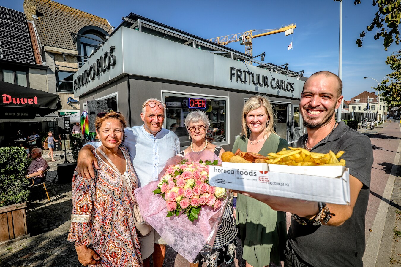 ‘Oermoeder’ Anaïs (78) viert de 60ste verjaardag van Frituur Carlos