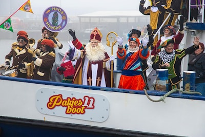 Zie ginds komt de stoomboot: de Bergse sinterklaasintocht in beeld
