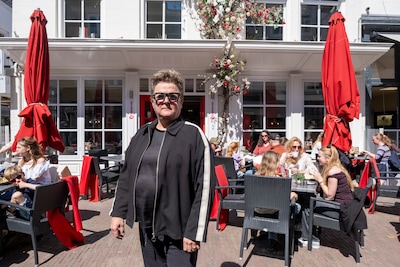 Michelle verbijsterd na mail van gemeente: voor duizenden euro’s parasols gekocht, maar opnieuw uitstel terrasvergunning