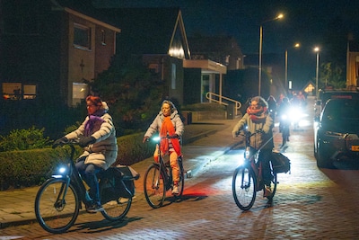 ‘De wereld is ook van jou’: Vrouwen fietsen in het donker van Middelburg naar Arnemuiden