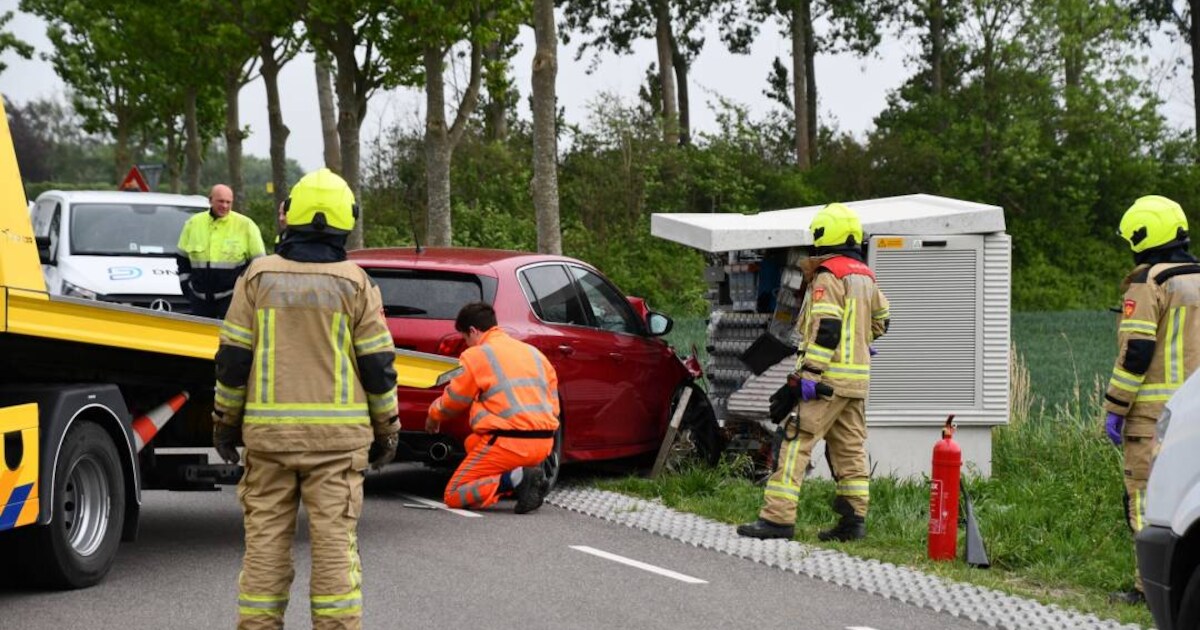 Auto rijdt tegen elektriciteitsstation in Baarland, twee straten zonder stroom