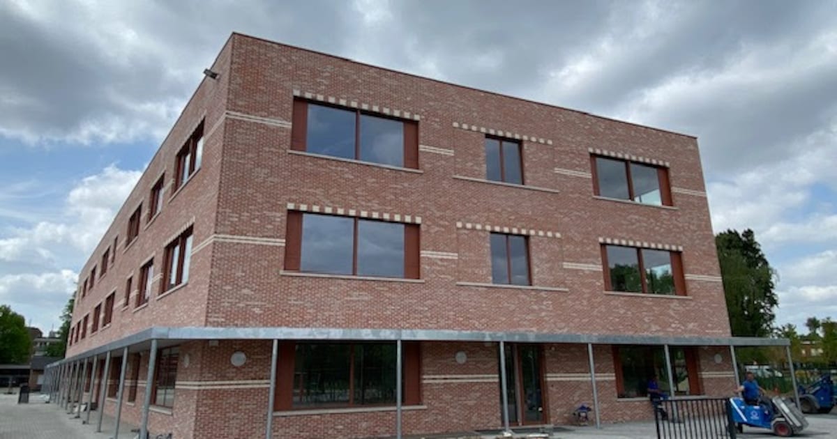 Grote bezorgdheid bij ouders nadat kleuter gewond raakt door glasscherf op onverharde speelplaats in