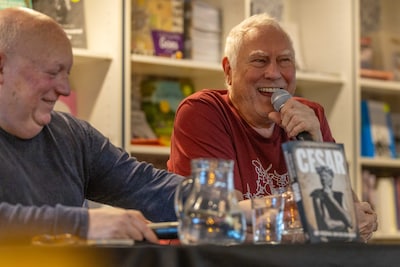 Drummer Cesar Zuiderwijk vermaakt zijn publiek in Goes: ‘Ik werd eruit gegooid, omdat ik geen jurk droeg’