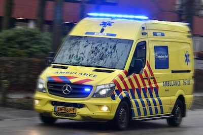 Auto botst tegen boom Scharendijke, inzittenden bekneld