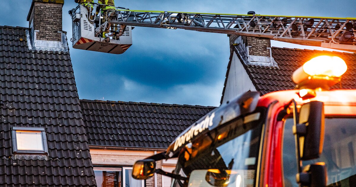 Bliksem slaat in op schoorsteen van woning in Maasdam