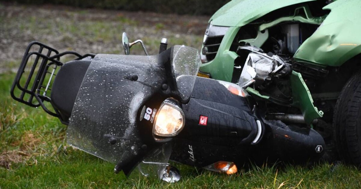 Scooter komt onder auto in Oud-Sabbinge, één gewonde