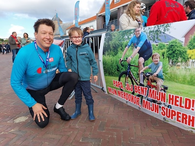 Koud, nat, donker en winderig: fietsers Coast to Coast Challenge finishen in Zoutelande na heel pittige editie