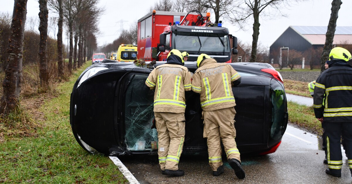 Auto belandt op zijkant bij Oudelande, één gewonde