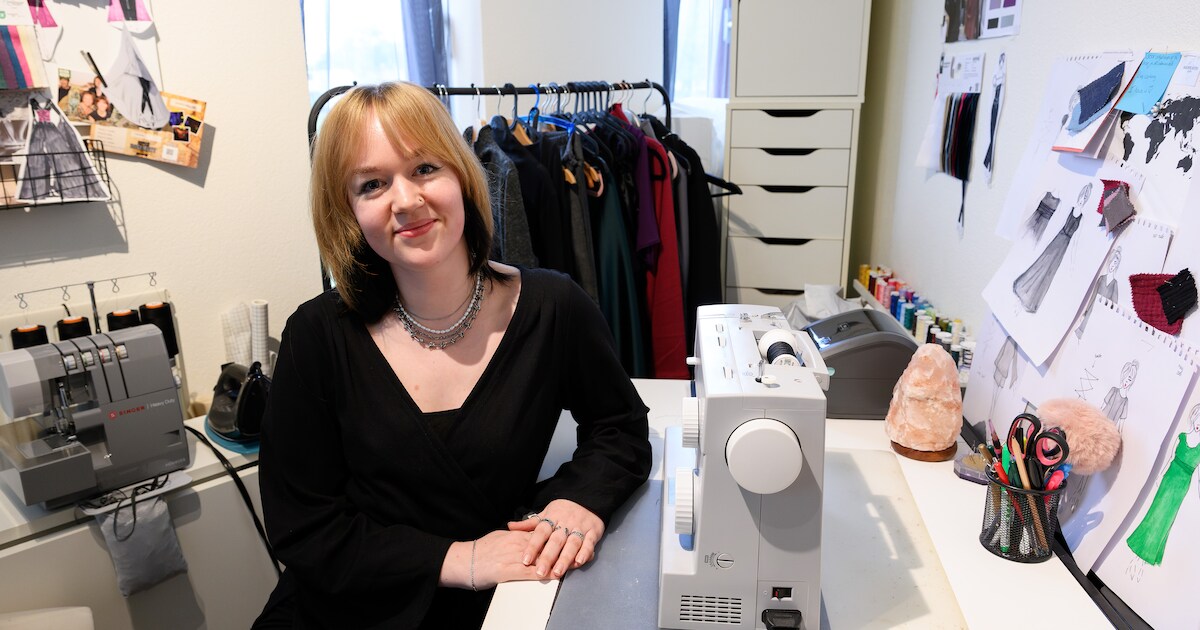 ‘De helft van de maand zat niets lekker’: Demi (24) maakt kleding voor vrouwen met buikproblemen