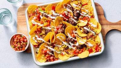 Wat Eten We Vandaag: Nacho-traybake met gehaktballetjes
