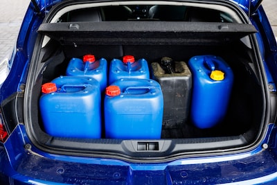 Laat jij vaker de auto staan vanwege de hoge benzineprijs? Of tank je over de grens?