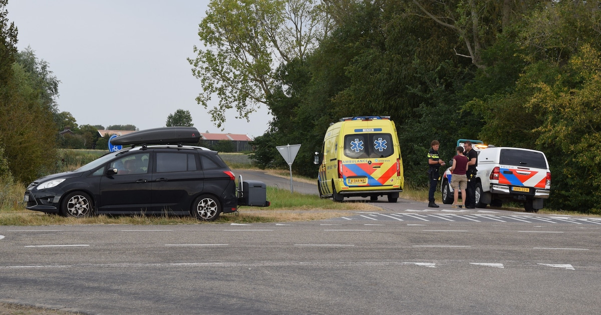 Vrouw op e-bike geschept door auto op kruising Scharendijke