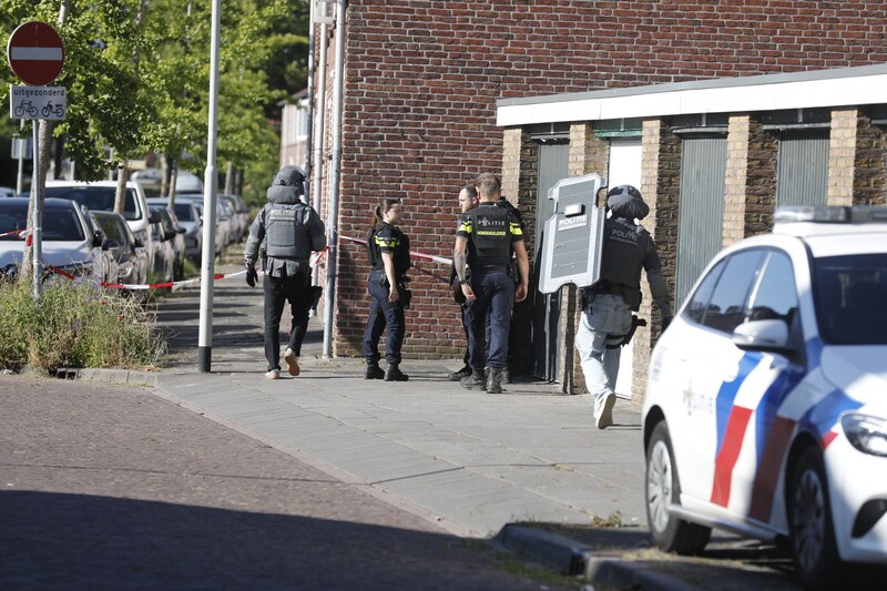 Roosendaalse wijk grotendeels afgesloten: DSI staat met getrokken wapens en huizen ontruimd | Roosendaal | PZC.nl