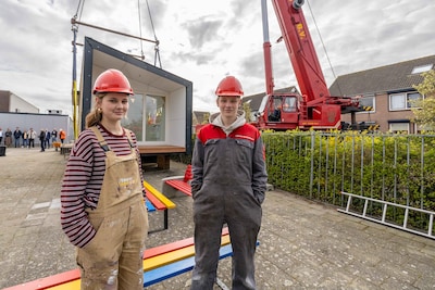 Eerste van de drie door vmbo’ers gemaakte tiny houses is klaar: ‘We hebben jullie keihard nodig’