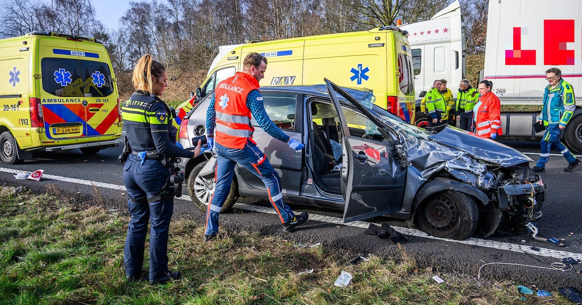 Auto slaat over de kop op A58 bij Breda: twee gewonden, flinke ravage