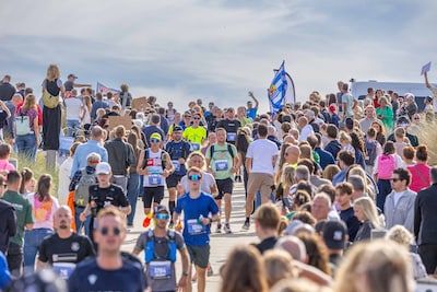 Duizenden mensen en veel spandoeken: tijdens de Kustmarathon lijkt het even alsof de Tour de France weer door Zeeland trekt