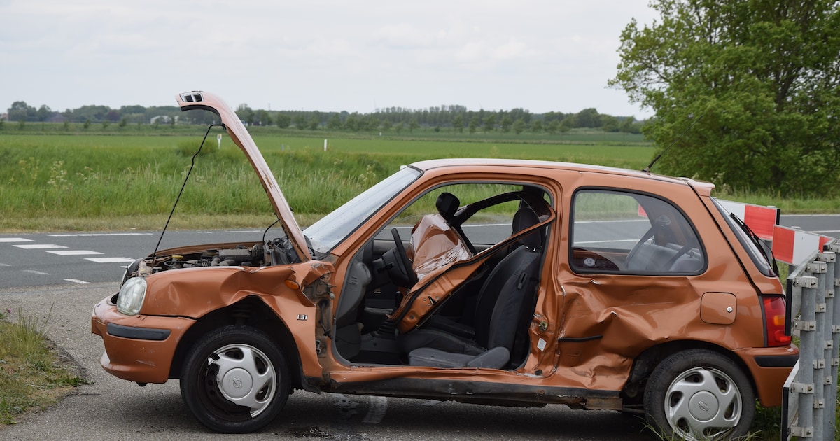 Bestuurster bevrijd na botsing tussen busje en auto bij Colijnsplaat