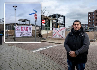 Action-buren voeren druk op met spandoeken: eigenaar staat open voor andere uitrit, gemeente nog niet