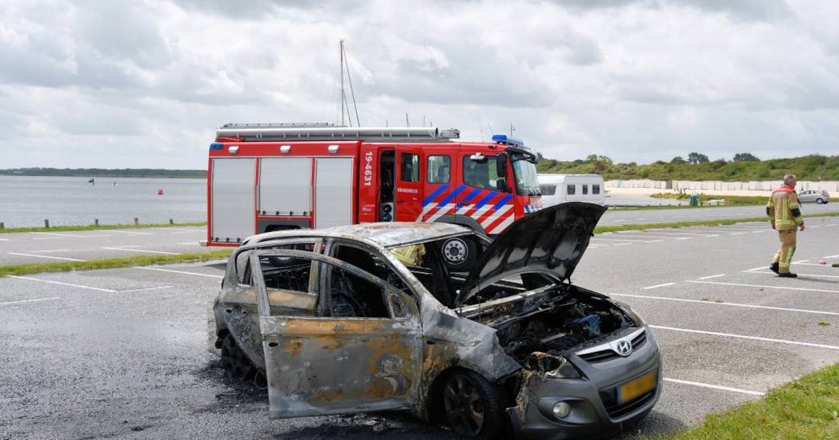 Geparkeerde auto brandt volledig uit bij Veerse Gatdam