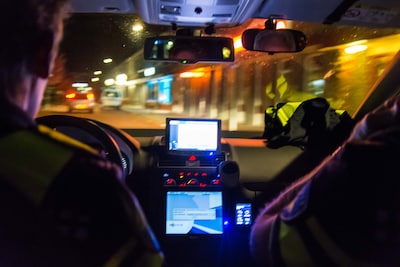 Dronken fietser komt met de schrik vrij op N57 bij Middelburg, politie plukt hem van de weg