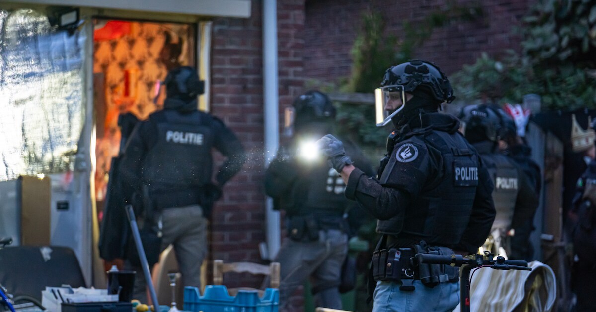 Grote hoeveelheid drugs gevonden in woning in Rotterdam-Charlois na inval van arrestatieteam