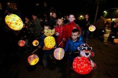Lichtjesoptocht in Poortvliet met muziekband en gratis lichtsticks