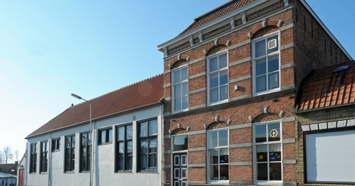 Oud gemeentehuis Waterlandkerkje in slechte staat
