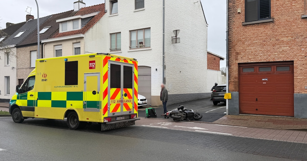 Bromfietser gewond na aanrijding door wagen in Sint-Andries