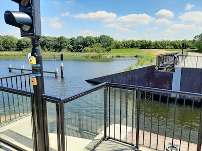 Waterschap test keermiddel in haven Tholen, rolbrug sluit tijdelijk