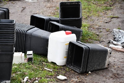 Benodigdheden hennepkwekerij gedumpt op landweg Sint Annaland